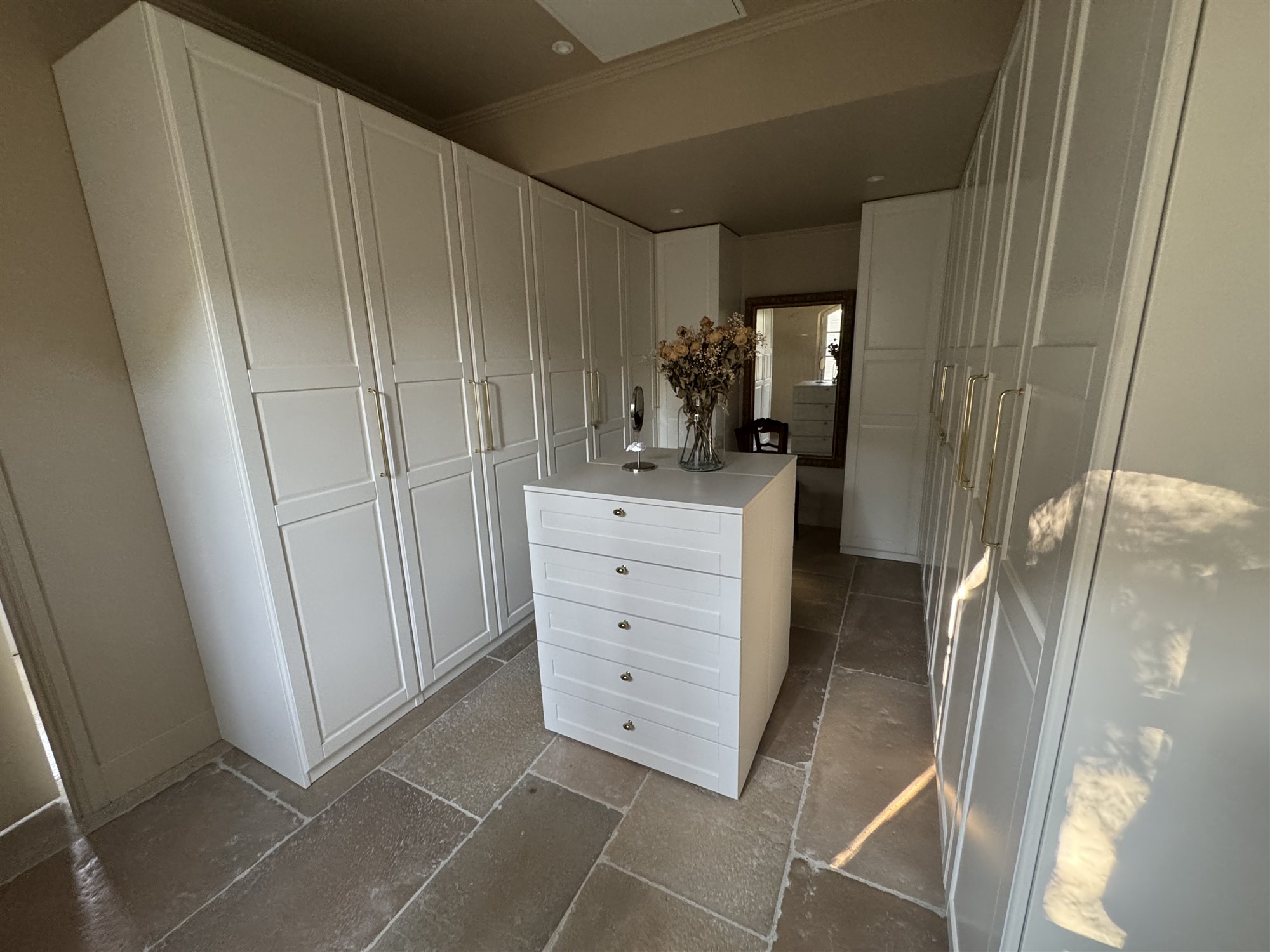 Dressing privé de Suite Amore avec armoires et miroir